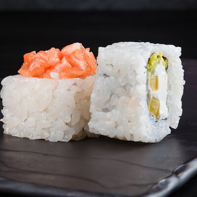 Кураж с семгой в Crystal Sushi & Rolls по цене 3190 ₸