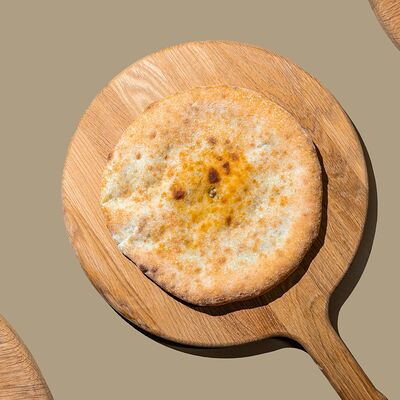 Кубдари с растительным мясом в Хачапури и вино по цене 422 ₽