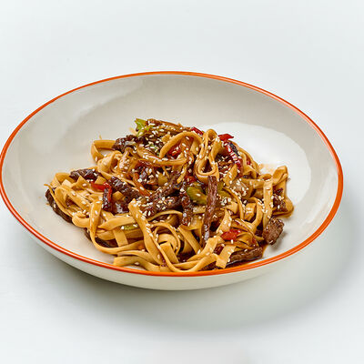 Лапша удон с говядиной в соево-устричном соусе в 7:35 Заря & KitaEast по цене 670 ₽