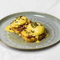 Яйцо пашот на кукурузном тосте с беконом и голландским соусом в МОРЕ