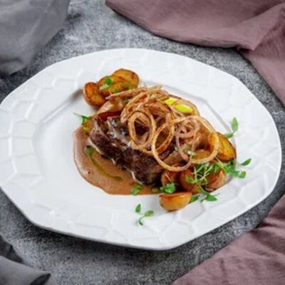 Стриплойн в соусе демиглас с жареным луком и картофелем в Duran Bar & Grill по цене 1099