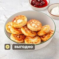 Большая порция сырников со сметаной и вареньем в Шоколадница