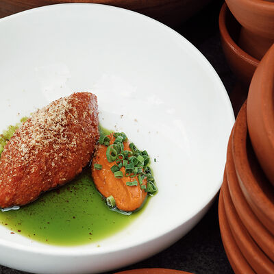 Тартар из говядины, сливочная харисса и пекан в Folk по цене 1080 ₽