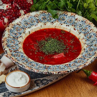 Наваристый красный борщ с говядиной и грузинской аджикой в Дэда по цене 720 ₽