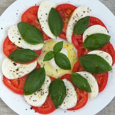 Моцарелла с томатами и пестов Еда с акцентом по цене 650 ₽