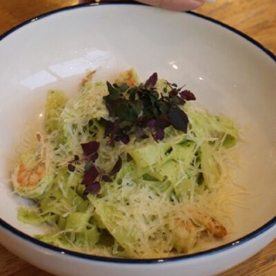 Фетучини с тигровыми креветками и шпинатом на кокосовом молоке в Cream Soda по цене 850 ₽