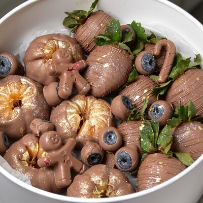 Бокс с клубникой, голубикой и мандаринамив Di Panna Confetteria по цене 3130 ₽