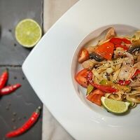 Лапша Удон с курицей и овощами в Cafe Seven