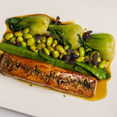 Лосось с зелёными овощами в азиатском стиле в Rumi по цене 4400 ₽