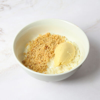 Каша рисовая с ганашом из маракуйи и ореховым сабле в MOGU по цене 405 ₽