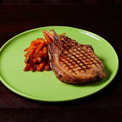 Жареный свиной томагавк в Lions Head по цене 990 ₽