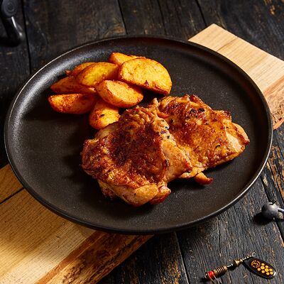 Стейк из курицы с пряным картофелем в ЕрмолаевЪ Охота и Рыбалка по цене 590 ₽