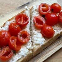 Брускетта с томатами и страчателлой в L'angolo Italiano