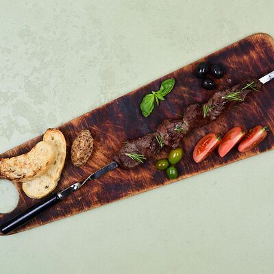 Шашлык из телятины с чесночно-миндальным соусом в Пармезан и пури по цене 950 ₽