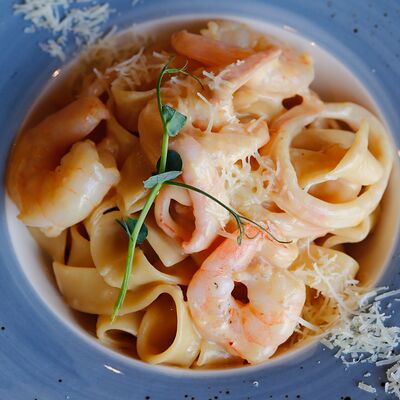 Паппарделле с креветкой и кальмаром в сливочном-устричном соусе в Bun по цене 590 ₽