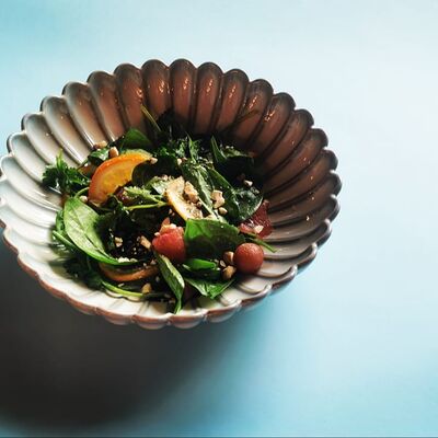 Цитрусовый салат с жареным виноградом и кешью в Баклажан в ТЦ 