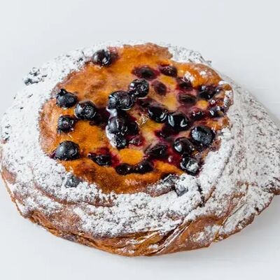 Слойка с черной смородиной в Волконский по цене 390 ₽