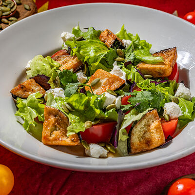 Салат из хрустящих баклажан с томатами мягким сыром в Хачапури по цене 530 ₽