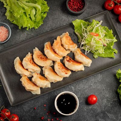 Жареные пельмени с начинкой свинины и капусты в Корё по цене 760 ₽