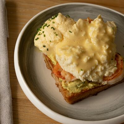 Тост с креветками, скрэмблом и голландским соусомв Matilda по цене 680 ₽