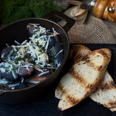 Мидии в сливочном соусе с хрустящей чиабаттой в Угли по цене 960 ₽