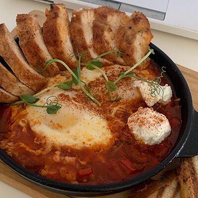 Шакшука с курицей в Extrovert по цене 450 ₽