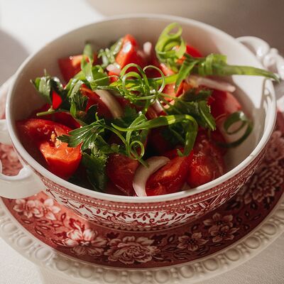 Узбекские томаты с крымским лукомв Salone pasta & bar по цене 790 ₽