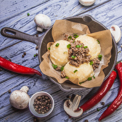 Картофельные клубочки с сыром и мясным фаршем в Вареничная №1 по цене 550 ₽