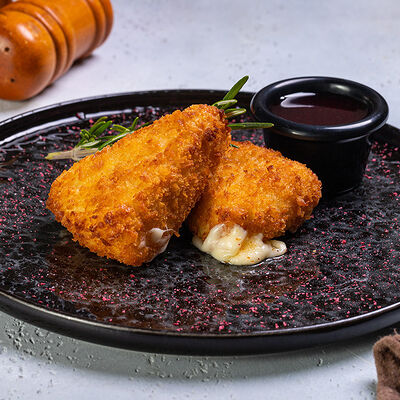 Жареный сулугуни с ягодным соусом в Чайка по цене 370 ₽