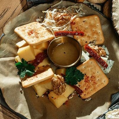 Сырная тарелка фирменная в Kish-Mish по цене 1140 ₽