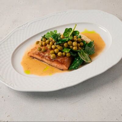 Стейк из лосося с бобамив Hug по цене 1300 ₽