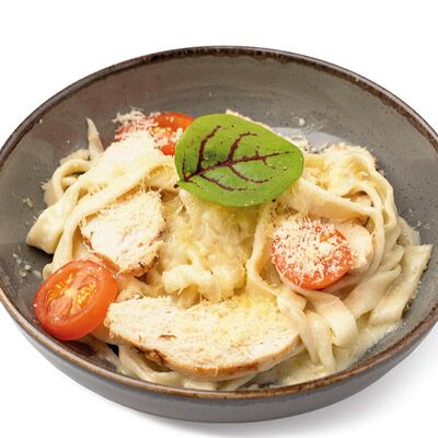 Домашняя лапша с курицей и томатами в Корчма по цене 260