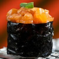 Гункан с лососем спайси в Gojira ramen