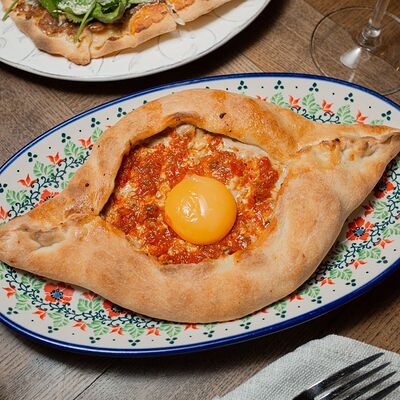 Аджарули с телятиной и домашней аджикой в Ресторан-сыроварня Брынза по цене 545