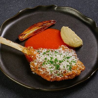 Отбивная из ягнёнка с томатным соусом и кремом из баклажана в Smoky People по цене 1850 ₽