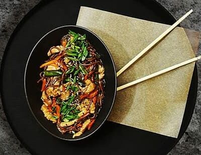 Гречневая соба со свининой терияки и стручковой фасолью в Papaya по цене 504 ₽