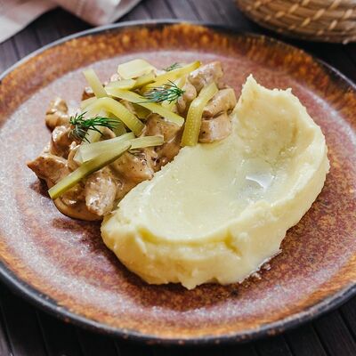 Бефстроганов с картофельным пюре в Пармезан и пури по цене 360 ₽