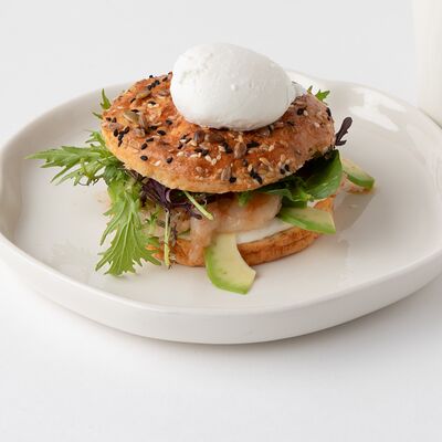 Творожный бейгл с креветкой су-видв Неспешник по цене 1200 ₽