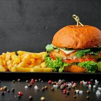 Бургер с пикантной курицей в Mesto Sushi & Grill
