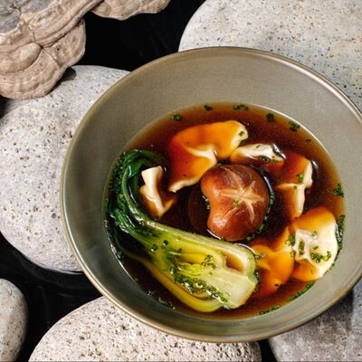 Суп с вонтонами из говядины в Эхо по цене 750 ₽