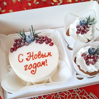 Бенто торт и 2 капкейка Новый год в Чародейка сладостей по цене 3090 ₽