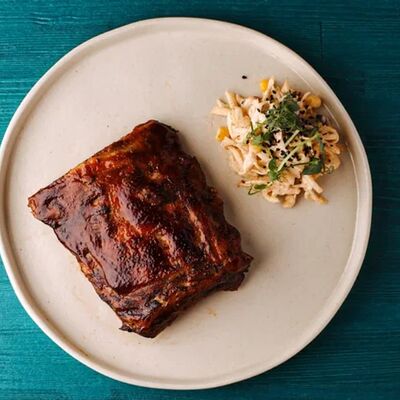 Свиные ребра барбекю с мексиканским салатом в Rozas bar по цене 960 ₽