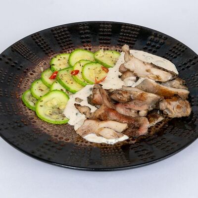 Курица-гриль в сливочно-сырном соусе и маринованными цукини в Daddys pub по цене 725 ₽