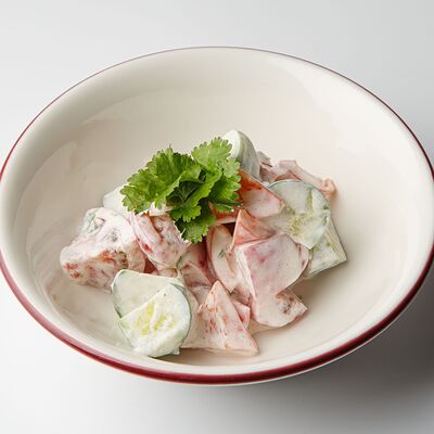 Овощной салат со сметаной и кинзойв Avo kitchen & bar по цене 550 ₽