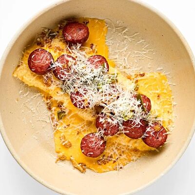 Омлет с колбасой в сырном соусе и с халапеньов Mike&Molly по цене 650 ₽