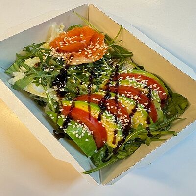 Салат с с/с семгой и авокадов Рент кафе по цене 480 ₽