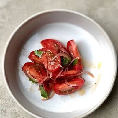 Томаты с красным луком и базиликом в Tin по цене 500 ₽