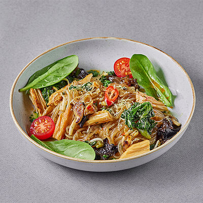 Бататная лапша с вешенками и шпинатом в Шикари по цене 430