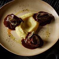  Томленые телячьи щечки с картофельным пюре в Chalet River Club