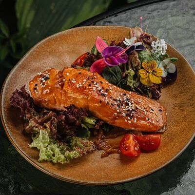 Стейк из форели в апельсиновой глазури с микс-салатом в Yellow Kitchen & bar по цене 1176 ₽